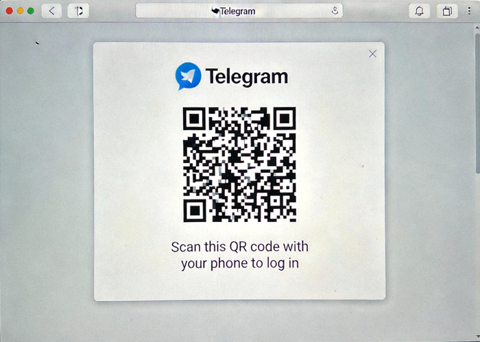 Telegram电脑版登录界面截图 - 显示巨大的二维码用于手机扫描登录